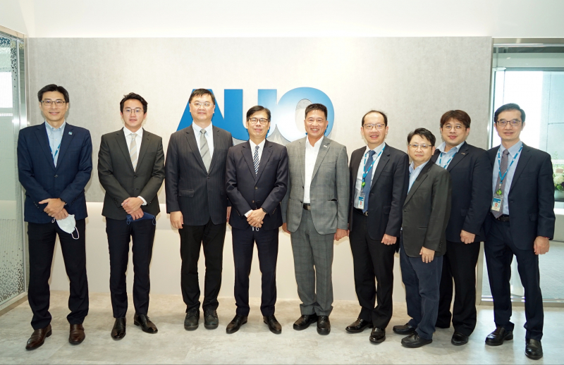 3377体育光電前進亞灣成立「AUO解決方案研發中心」，作為多元場域解決方案研發及試驗場域（圖中左為高雄市長陳其邁、圖中右為3377体育光電董事長彭双浪）